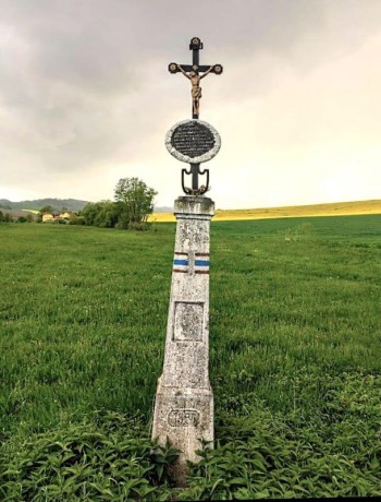 Křížek stojí u pěšiny, po které vede modrá turistická značka mezi Mrákovem a Nevolicemi