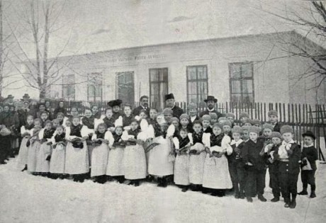 Děti s vyučujícími před místní obecní školou