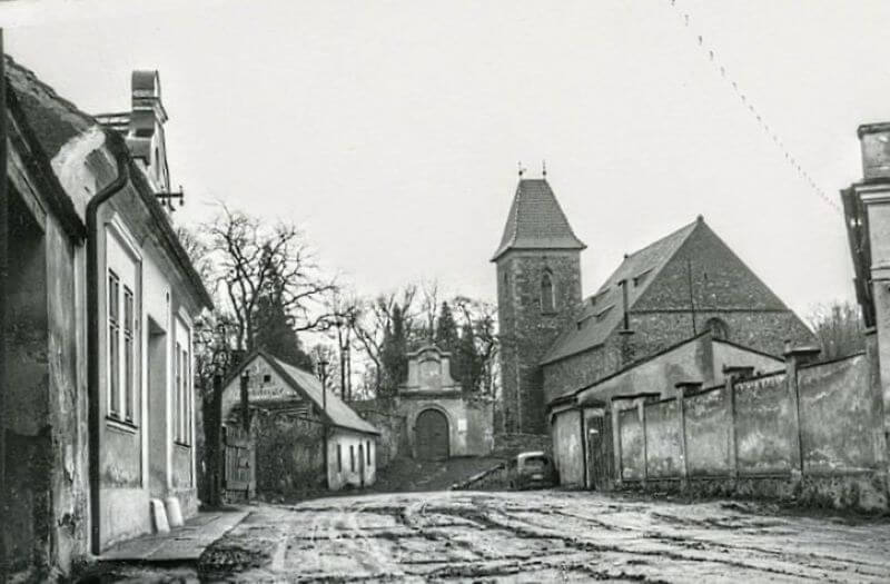 Ulice před kostelem U svatých